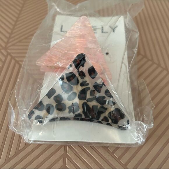 Lively Triangle Hair Claw Clips Pink Cheetah Print Casual Neutral Trendy - Picture 2 of 5